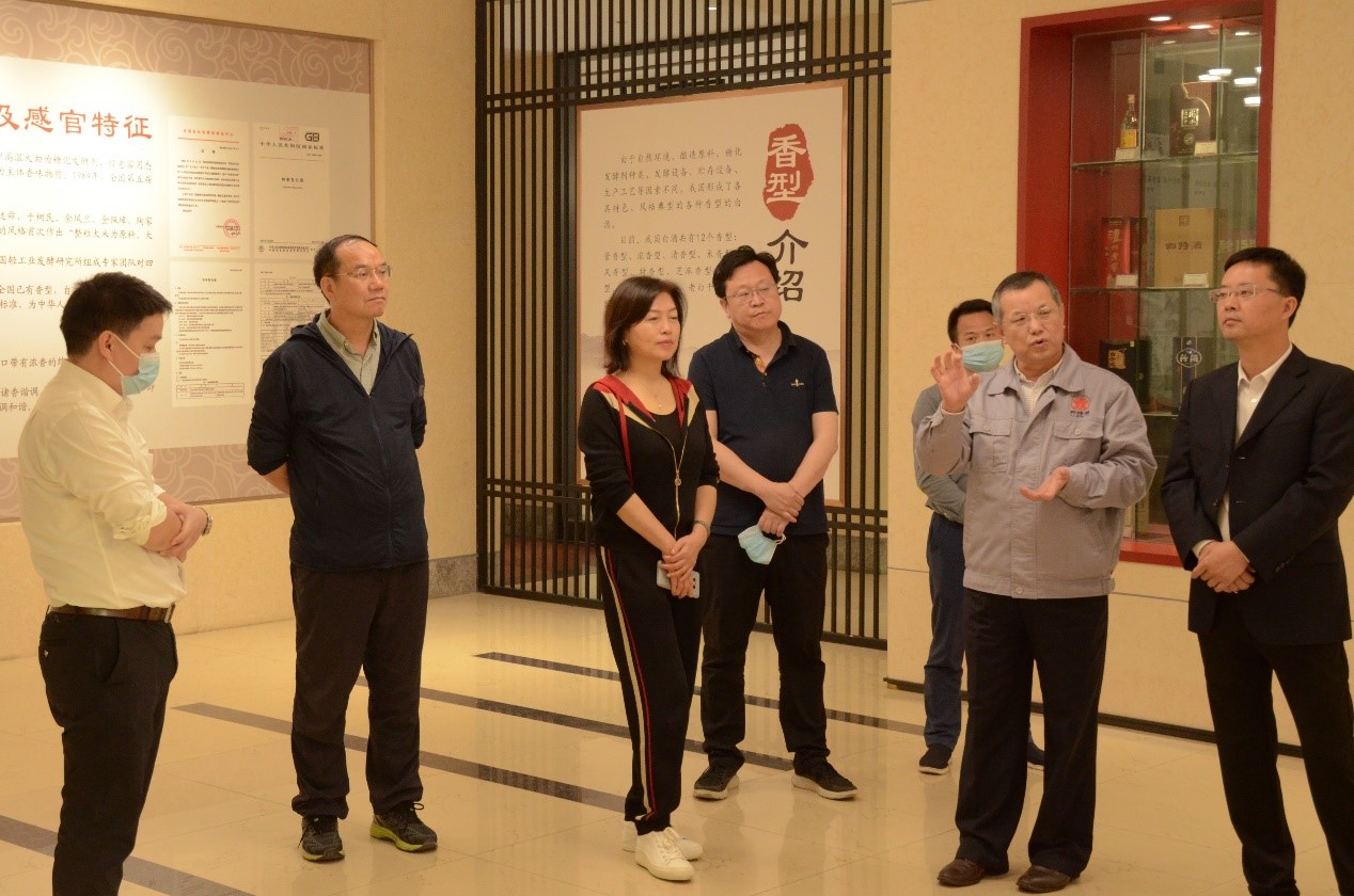 人社出版集團(tuán)董事、副總經(jīng)理黃衛(wèi)來(lái)至我司視察