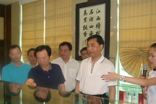 江西省委常委、紀委書記周澤民一行蒞臨四特酒公司參觀考察