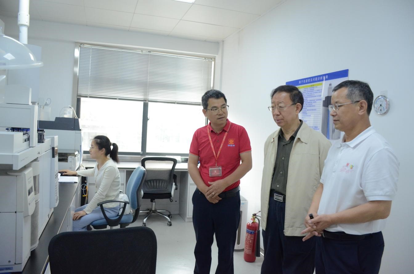 中國(guó)工程院院士、北京工商大學(xué)校長(zhǎng)孫寶國(guó)蒞臨四特酒公司調(diào)研指導(dǎo)