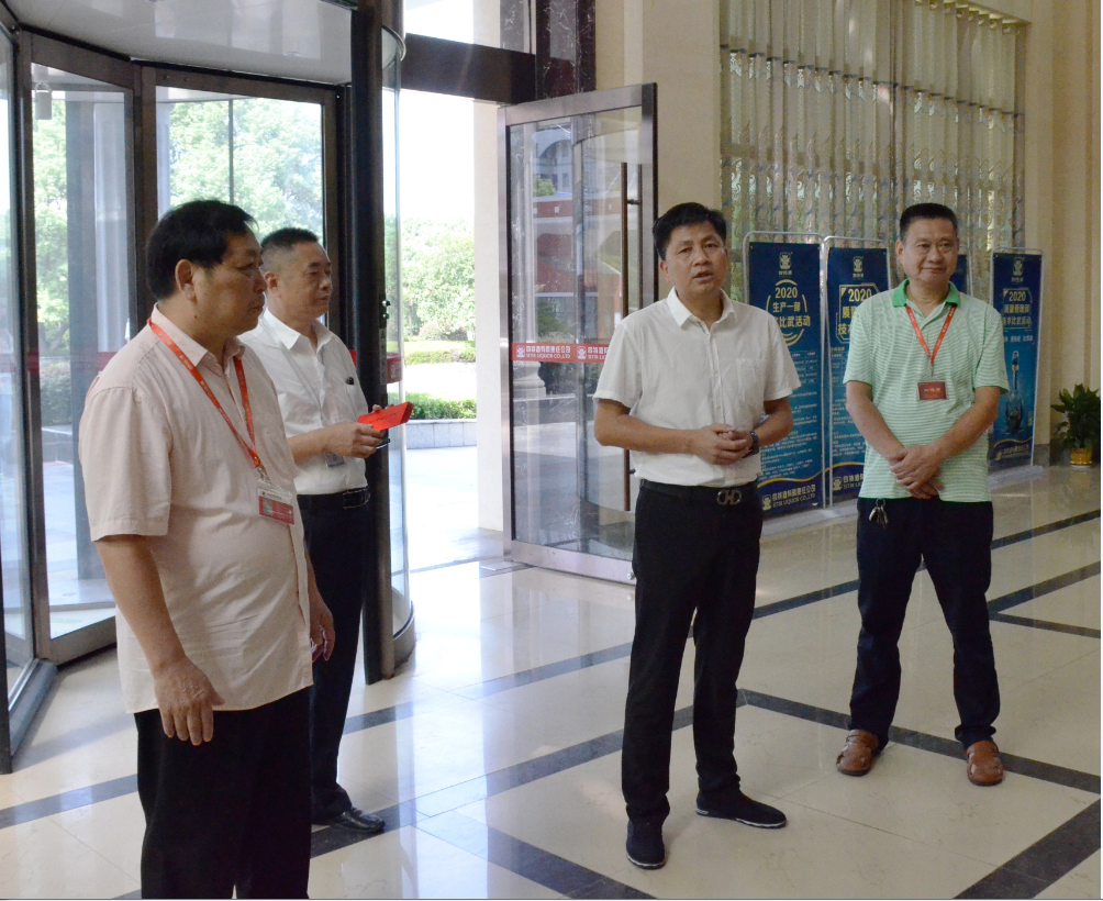 樟樹市人大常委會(huì)副主任、市總工會(huì)黨組書記、總工會(huì)主席周新根等市領(lǐng)導(dǎo)一行至我司慰問困難職工